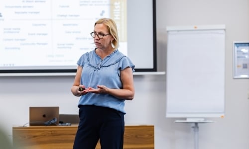 Docent Lisette Kaptein in klaslokaal uitleg over AI en de diverse rollen van mens en machine